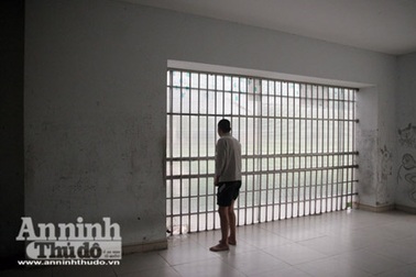 Vừa được tháo xích, con tâm thần chém bố đẻ chết tại chỗ 