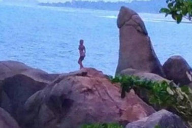 Nữ du khách khỏa thân, chụp hình phản cảm trên tảng đá thiêng hình “của quý”