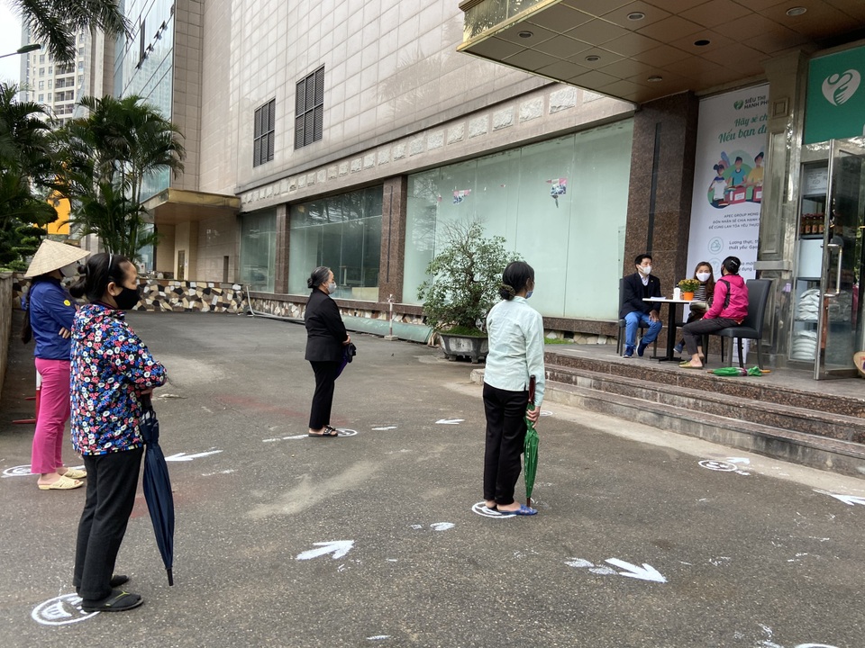 Sau ATM gạo, Hà Nội có thêm siêu thị 0 đồng để giúp đỡ hoàn cảnh khó khăn - 8 Sau ATM gạo, Hà Nội có thêm siêu thị 0 đồng để giúp đỡ hoàn cảnh khó khăn - 8