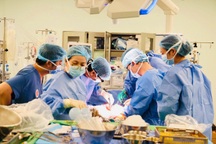 Bác sĩ vượt mưa gió hàng trăm ki-lô-mét, "chạy đua" cứu sống 3 người bệnh