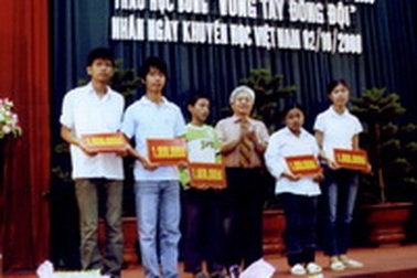 Trao học bổng “Vòng tay đồng đội” và tuyên dương học sinh xuất sắc