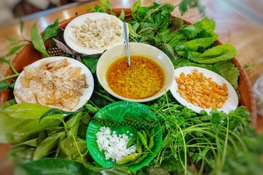 Món gỏi Kon Tum với vài chục loại lá tên xa lạ, khách cuốn mỏi tay