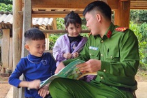 Tết mới của bé trai mất bố vì lũ dữ được Đại úy công an nhận làm con nuôi