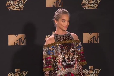 Jasmine Sanders khoe dáng gợi cảm