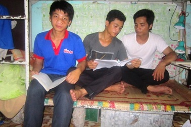 Cảm động trước cảnh 3 anh em nuôi nhau đi thi ĐH