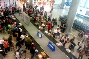 Khách nữ giật tóc, xô xát ngay tại băng chuyền sân bay