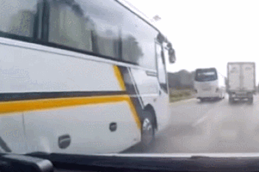 Nổi bật tuần qua: Xe khách vượt ẩu suýt đối đầu xe bồn chở xăng