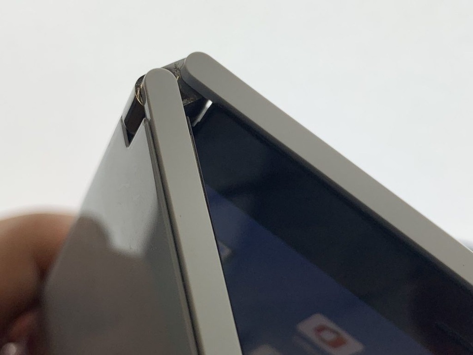 Chùm ảnh thực tế chiếc smartphone 2 màn hình Surface Duo của Microsoft - 5 Chùm ảnh thực tế chiếc smartphone 2 màn hình Surface Duo của Microsoft - 5