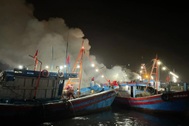 Tàu cá đang neo đậu tại cảng bốc cháy dữ dội
