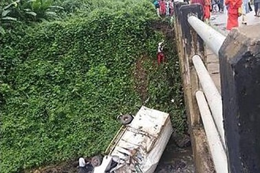 Xe cứu trợ vỡ đập ở Lào rơi xuống sông, 1 người chết