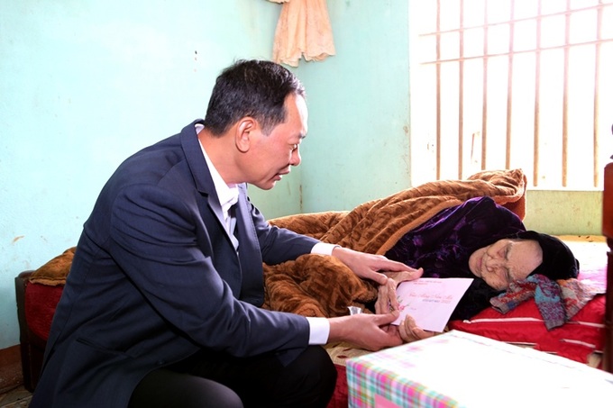 Phó Bí thư Tỉnh ủy Thanh Hóa, ông Trịnh Tuấn Sinh thăm, chúc Tết Mẹ Việt Nam anh hùng Hà Thị Khói ở thị trấn Cành Nàng, huyện Bá Thước