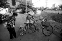 Bà nghỉ bán vé số, đổi xe đạp lấy 30 nghìn mua thức ăn cho cháu