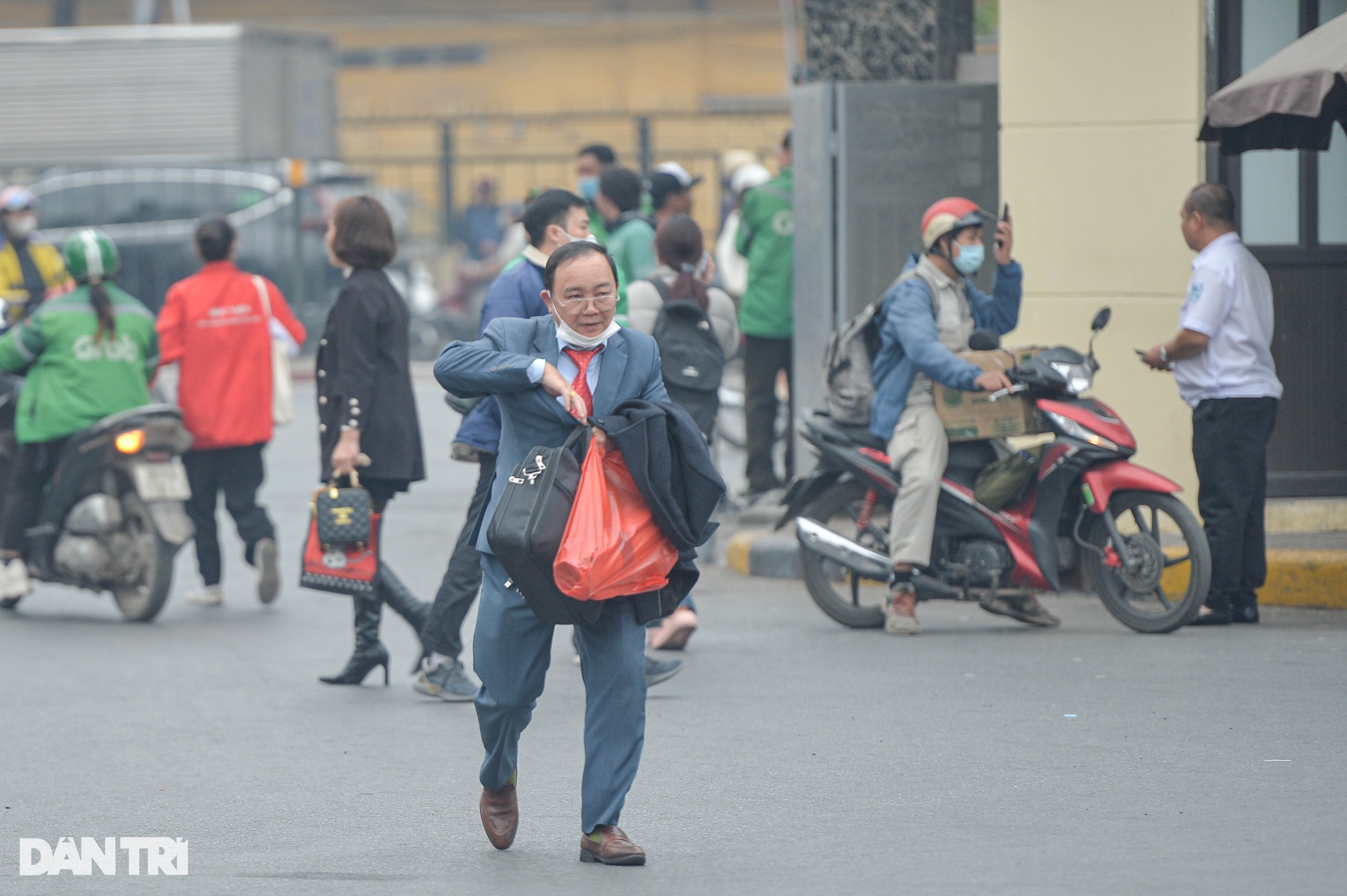 Người dân đổ về quê nghỉ Tết Dương lịch, cửa ngõ Hà Nội ùn tắc kéo dài - 8 Người dân đổ về quê nghỉ Tết Dương lịch, cửa ngõ Hà Nội ùn tắc kéo dài - 8