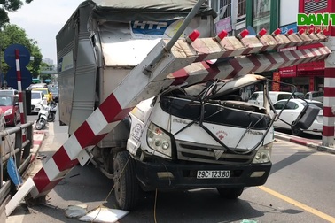 Xe tải đâm sập thanh hạn chế chiều cao cầu vượt Thái Hà, tài xế... bỏ đi