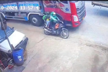 Xe ôm công nghệ va chạm với xe tải ở Bình Dương, 2 mẹ con tử vong