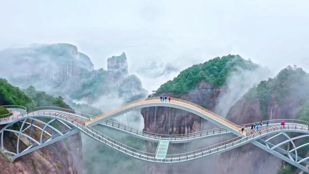 Cầu uốn lượn giữa 2 vách núi cao 140 m ở Trung Quốc gây bão mạng xã hội - 2 Cầu uốn lượn giữa 2 vách núi cao 140 m ở Trung Quốc gây bão mạng xã hội - 2