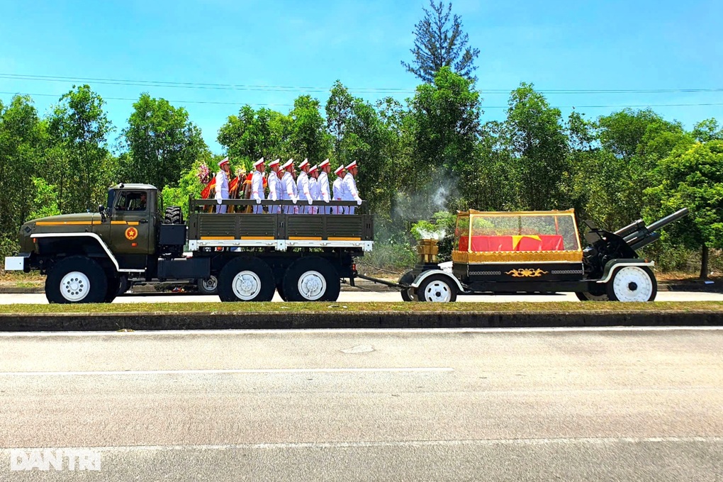 Đưa linh cữu nguyên Chủ tịch nước Trần Đức Lương về quê nhà Quảng Ngãi - 3 Đưa linh cữu nguyên Chủ tịch nước Trần Đức Lương về quê nhà Quảng Ngãi - 3