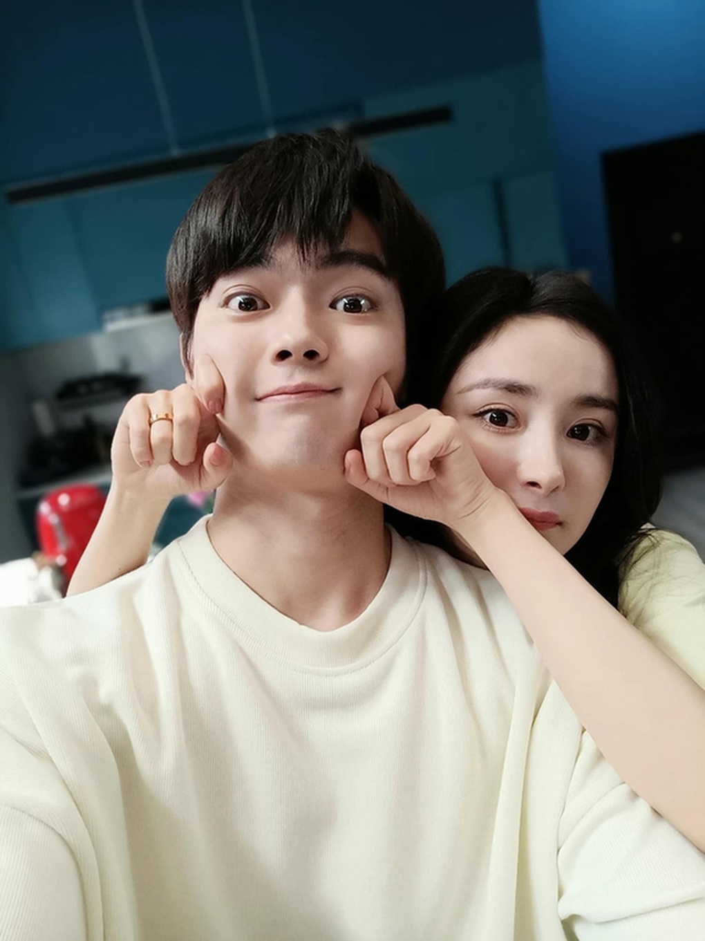Thiếu lửa trên màn ảnh, Dương Mịch và Hứa Khải hâm nóng ở hậu trường - 9 Thiếu lửa trên màn ảnh, Dương Mịch và Hứa Khải hâm nóng ở hậu trường - 9