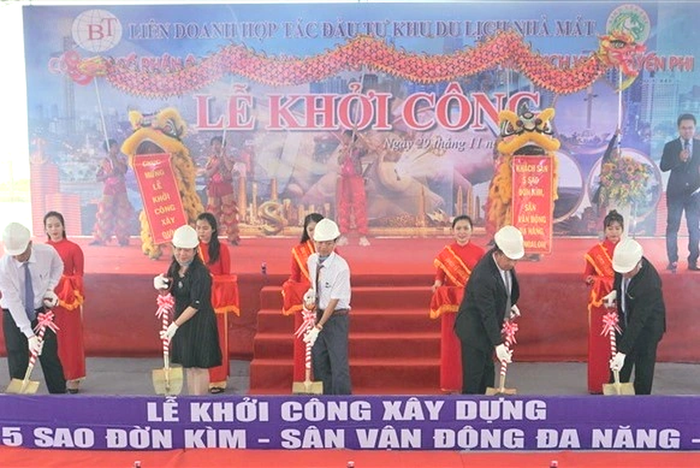 Khách sạn hình đàn kìm, trường đua chó nghìn tỷ sau 2 năm khởi công ra sao? - 1 Khách sạn hình đàn kìm, trường đua chó nghìn tỷ sau 2 năm khởi công ra sao? - 1
