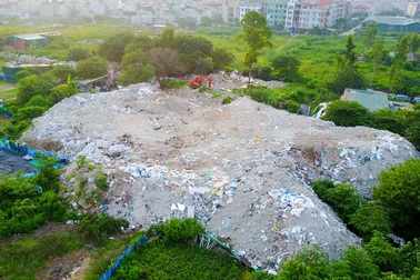 Hà Nội: Đống rác thải khổng lồ xuất hiện gần khu dân cư