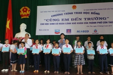 Cần Thơ: Trao học bổng cho học sinh nghèo hiếu học