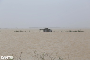 Từ nhà mẹ trở về, người phụ nữ bị nước lũ cuốn tử vong