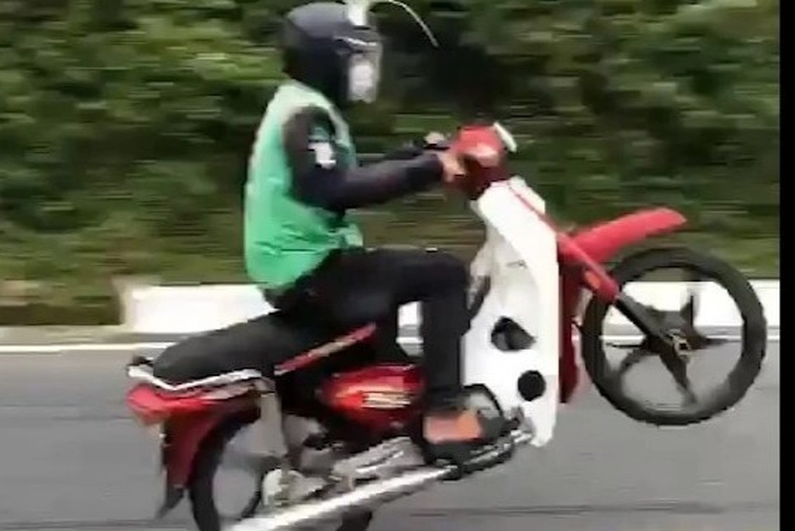 Nhiều thanh niên diễn bốc đầu xe máy trên đèo Hải Vân, tự gây tai nạn - 1 Nhiều thanh niên diễn bốc đầu xe máy trên đèo Hải Vân, tự gây tai nạn - 1