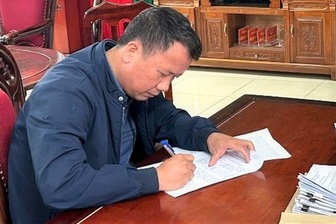 Cán bộ phường nhận hối lộ làm thủ tục cấp sổ đỏ trái quy định