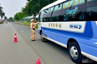CSGT kiểm tra đột xuất, nhiều lái xe khách chở công nhân "dính" cồn