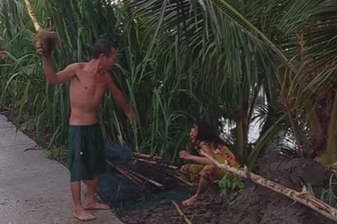 Xác minh clip người đàn ông đánh vợ bê bết máu