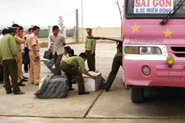 CSGT bắt nhiều vụ vận chuyển hàng cấm, gian lận thương mại