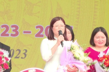 Giảng viên Đại học Hà Nội "bắn" gần 20 thứ tiếng chào đón tân sinh viên