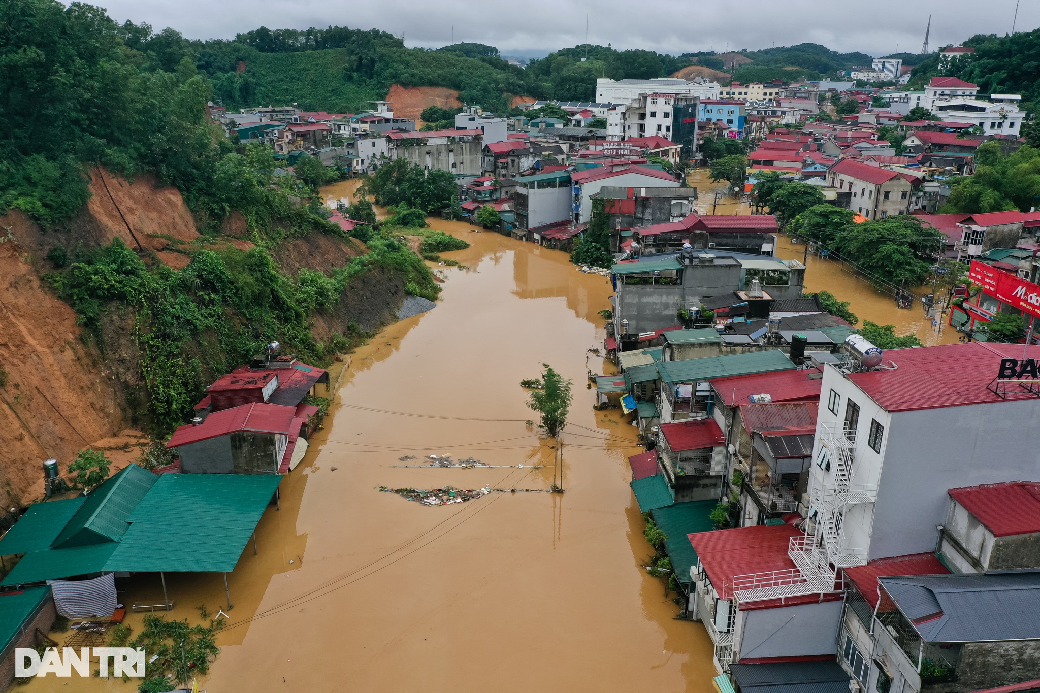 Chạy đua với thời gian cứu người già, trẻ nhỏ khỏi vùng ngập lụt ở Yên Bái - 9