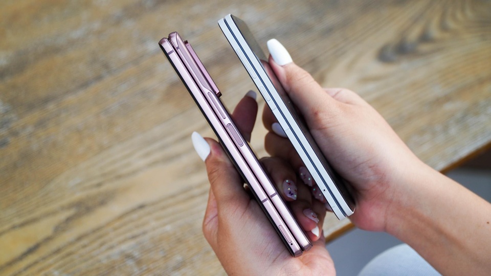 Galaxy Z Fold2 đối đầu Surface Duo: smartphone màn hình gập nào tốt hơn? - 9 Galaxy Z Fold2 đối đầu Surface Duo: smartphone màn hình gập nào tốt hơn? - 9