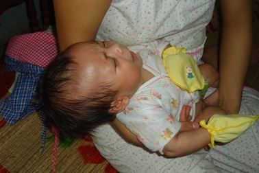 Bé trai 2 tháng tuổi ngằn ngặt khóc vì khát sữa