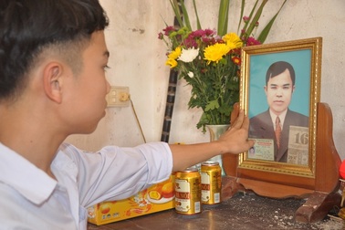 Nước mắt cay đắng của cậu bé mất cả cha lẫn mẹ