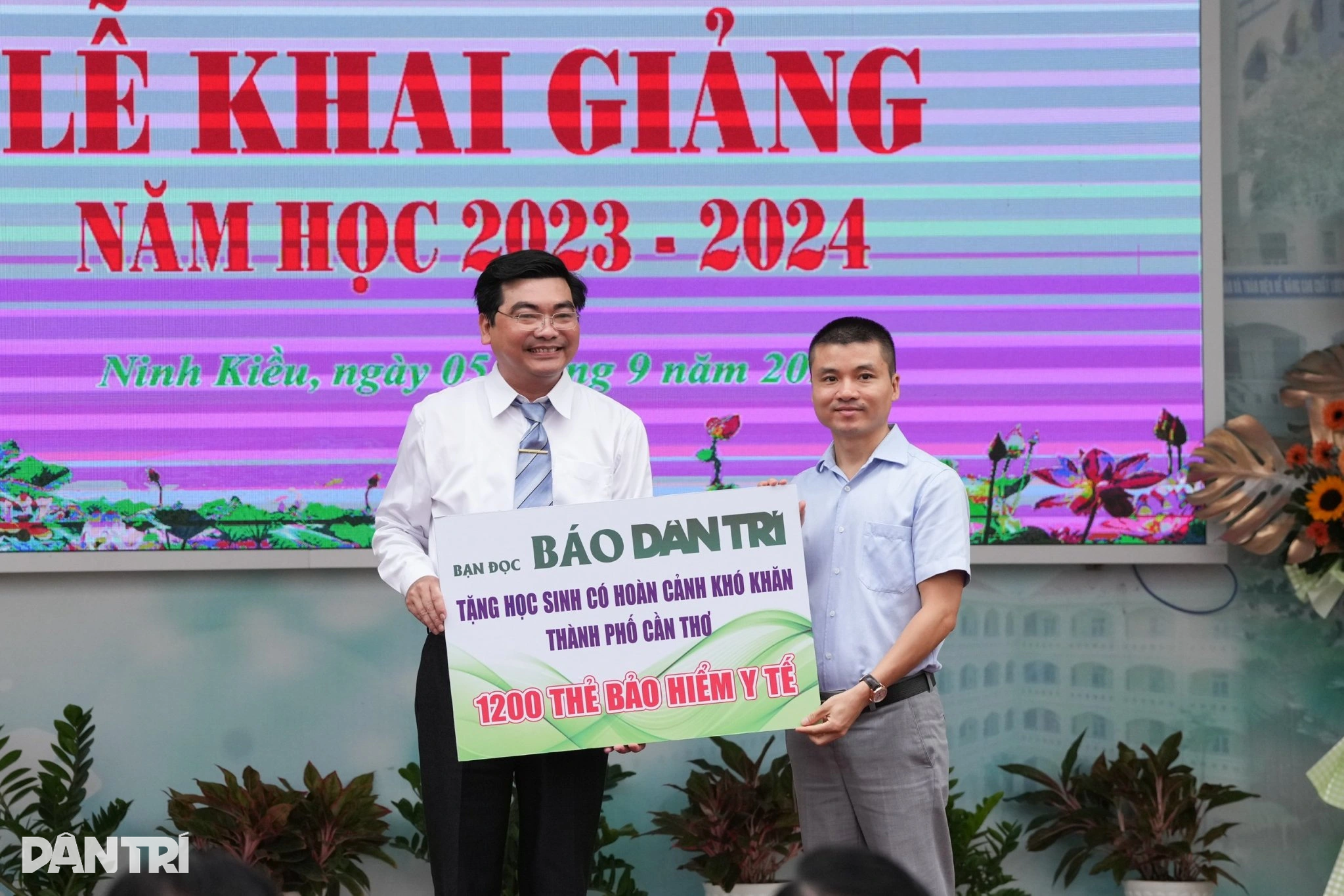Phó Thủ tướng: Báo Dân trí tặng thẻ bảo hiểm y tế là nghĩa cử đẹp - 2 Phó Thủ tướng: Báo Dân trí tặng thẻ bảo hiểm y tế là nghĩa cử đẹp - 2