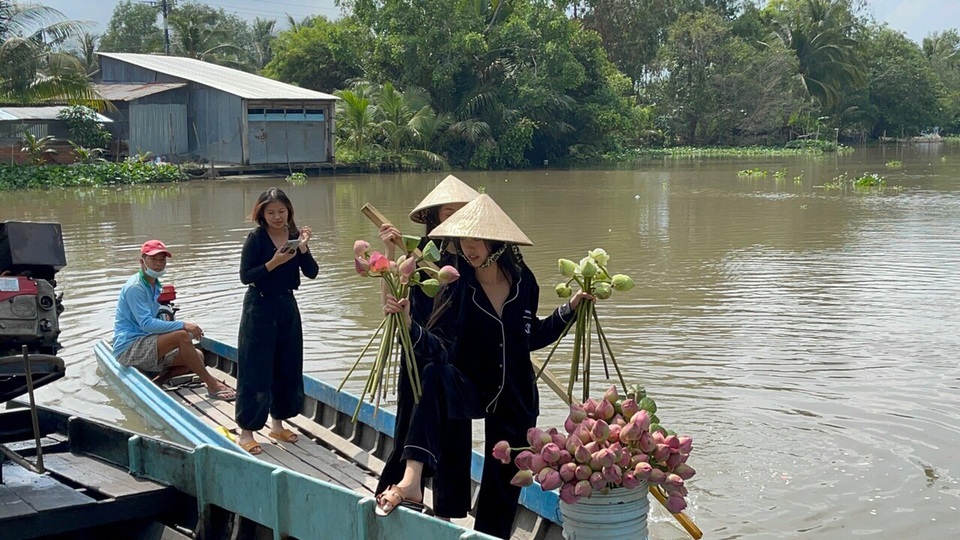 Á hậu Thúy An tự tay trang trí đám cưới ở quê nhà Kiên Giang - 11 Á hậu Thúy An tự tay trang trí đám cưới ở quê nhà Kiên Giang - 11