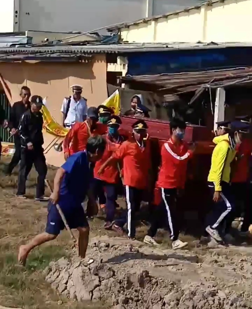 Đánh nhau lúc đưa tang, nhiều người bị thương - 1 Đánh nhau lúc đưa tang, nhiều người bị thương - 1