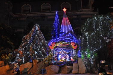 Đèn trang trí Noel rò điện, 2 vợ chồng tử vong