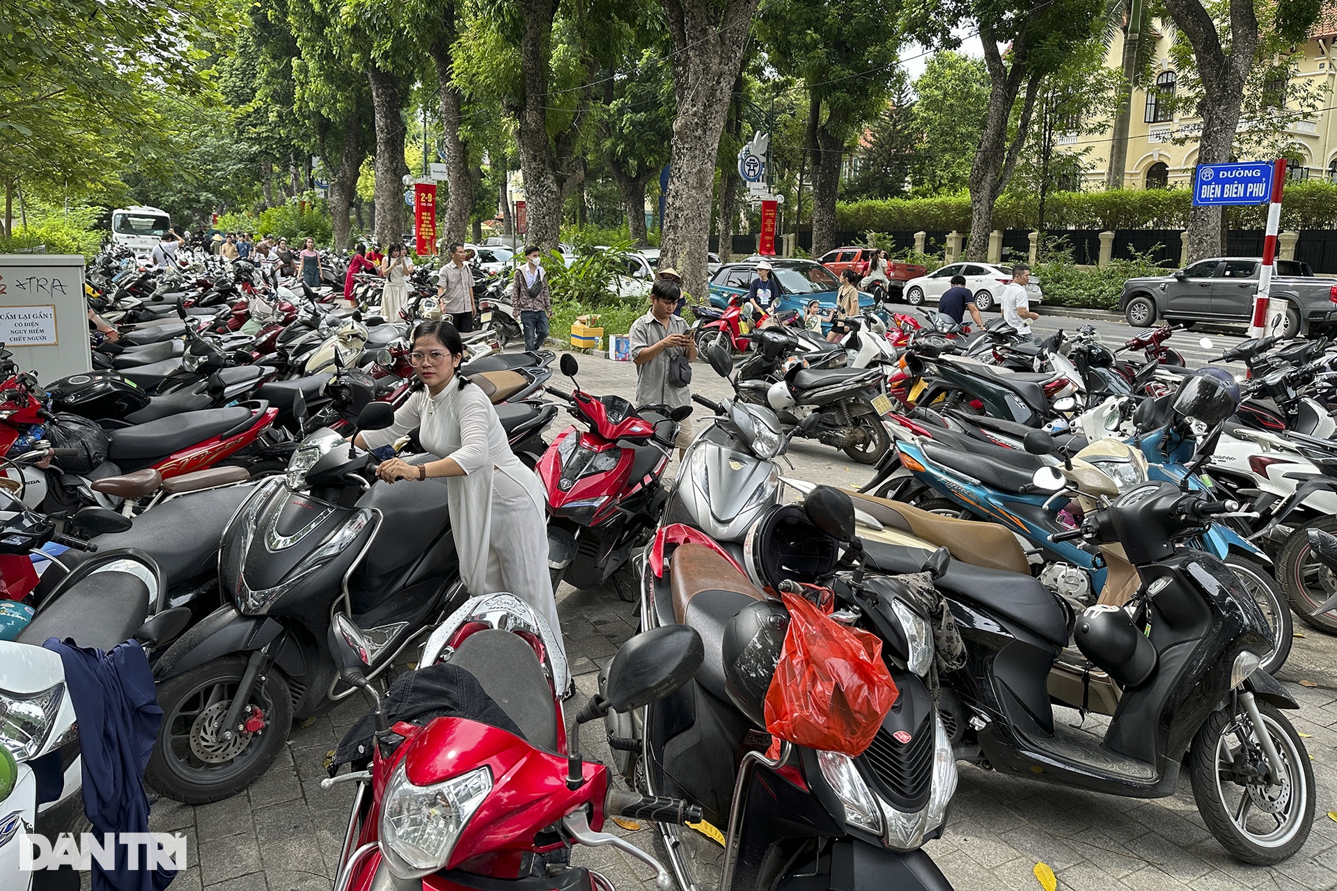 Đông đảo người dân đổ về Quảng trường Ba Đình lịch sử dịp lễ Quốc khánh - 12 Đông đảo người dân đổ về Quảng trường Ba Đình lịch sử dịp lễ Quốc khánh - 12