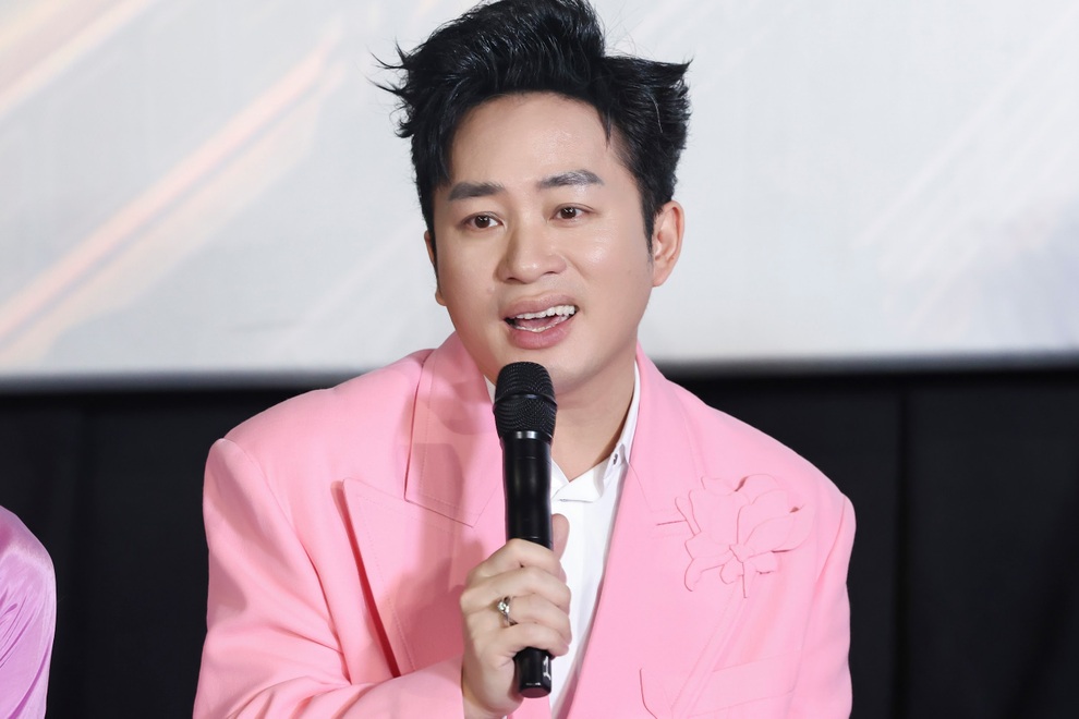Tung Duong recounts his childhood singing: The stage was his bed, his cousin was the audience - 1 Tùng Dương kể tuổi thơ đi hát: Sân khấu là giường, chị họ làm khán giả - 1