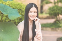 Năm mới 2018, Hoa khôi Huỳnh Thúy Vi e ấp bên sen