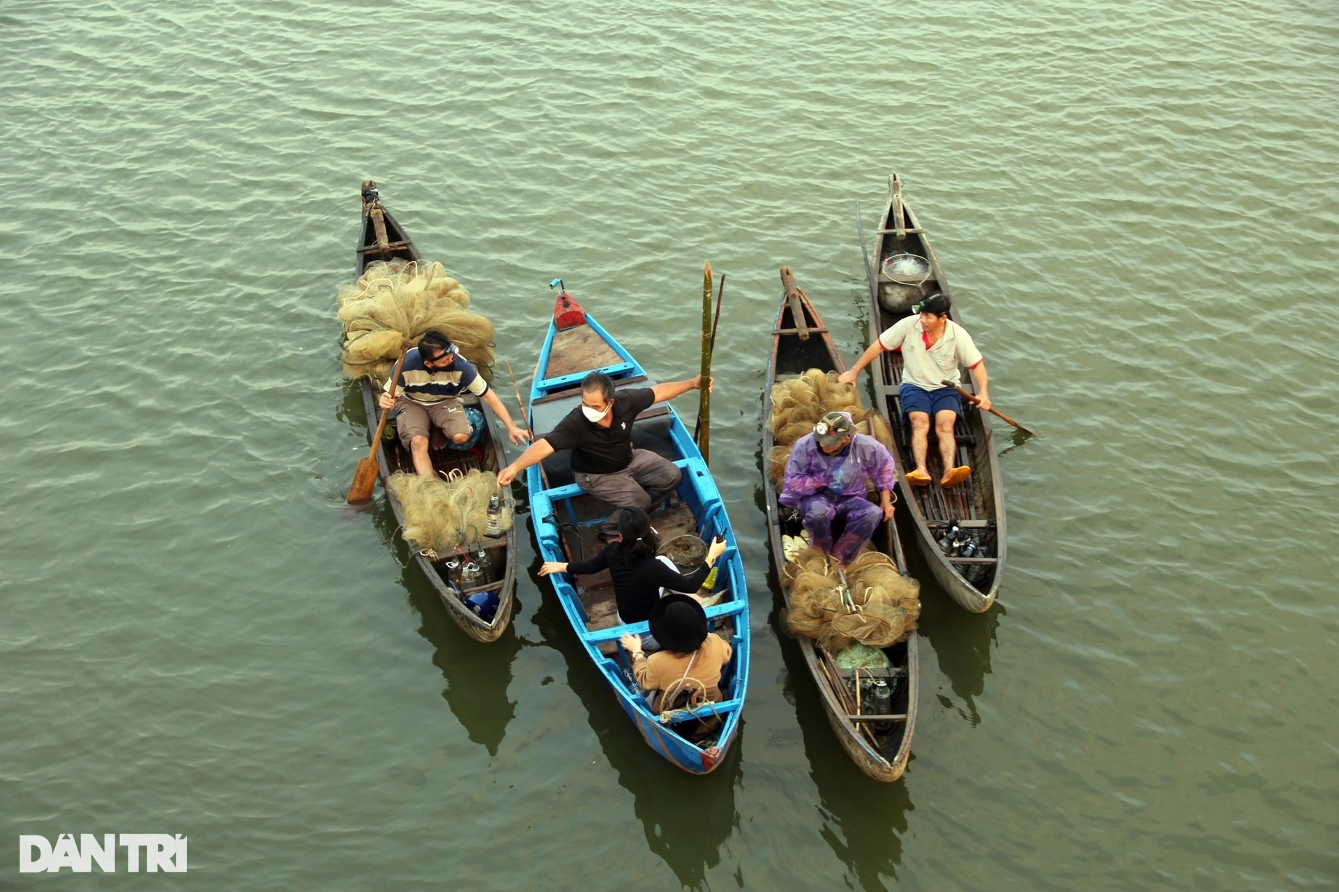 Sau lũ, dân chong đèn săn tôm đất, kiếm nửa triệu đồng ngày giáp Tết - 1 Sau lũ, dân chong đèn săn tôm đất, kiếm nửa triệu đồng ngày giáp Tết - 1