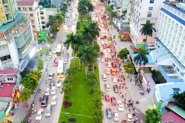 Hà Nội xén dải phân cách đường đẹp nhất Việt Nam để chống ùn tắc