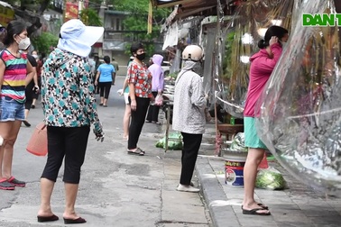 Ghé chợ "nhà giàu" Hà Nội: Tiểu thương đi chợ hộ người dân