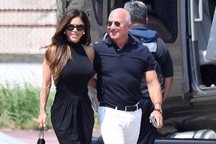 Vợ chồng tỷ phú Jeff Bezos tay trong tay hạnh phúc trước đám cưới thế kỷ