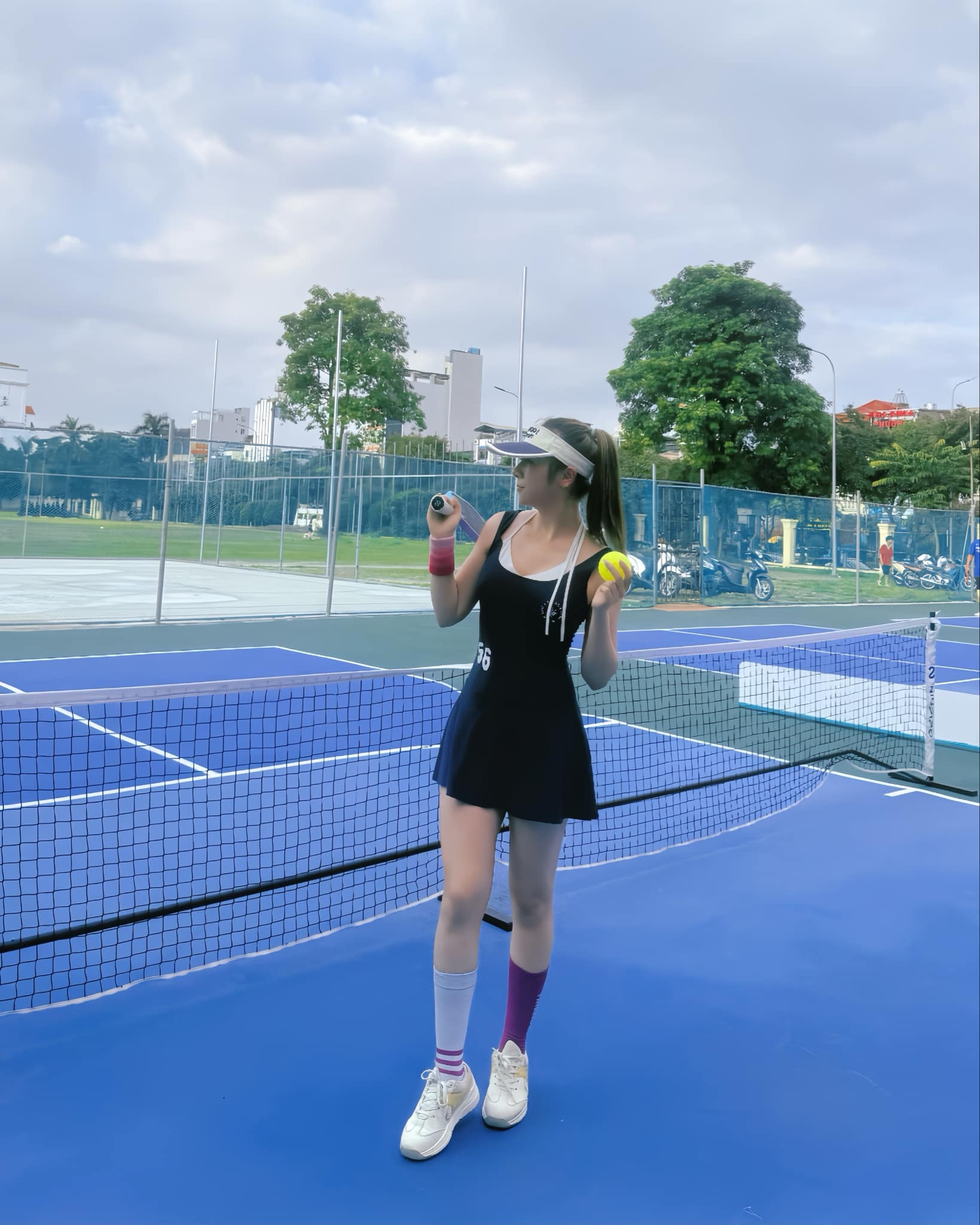 View - Tranh cãi cô gái mặc hở hang chơi pickleball: Khoe thân, làm lố ở sân tập? | Báo Dân trí