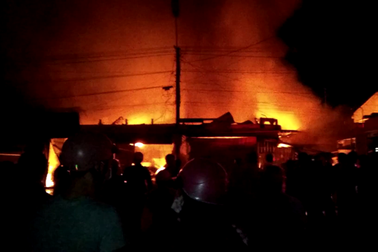 “Bà hỏa” nhấn chìm khu chợ lớn nhất huyện