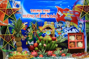 Mâm cỗ Trung thu chủ đề biển đảo của học sinh trường Lomonoxop
